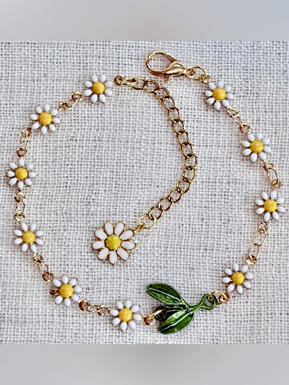 Dainty Bracelet.Gold-tone white enamel Daisy chain,green leaf accent.6.5” to 8”